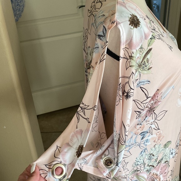 Avenue Floral Blouse - Picture 3 of 9